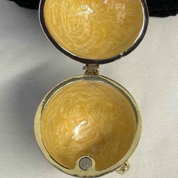 Egg Trinket Box Gold Tone Diamond Pattern Enamel & Rhinestone Magnet Clo… - Picture 2 of 9